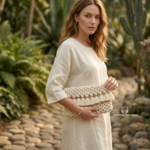 Bolso grande de macramé cisne beige.