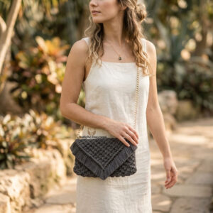 Bolso amor al macramé gris.
