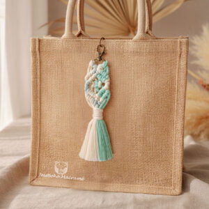 Llaveros de macramé pastel.