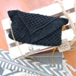 Bolso amor al macramé negro.
