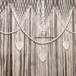Cortina de macramé con hojas.