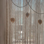 Cortina de macramé con hojas.