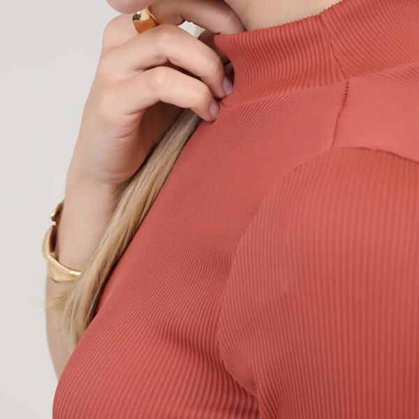 Blusa canale cuello alto.