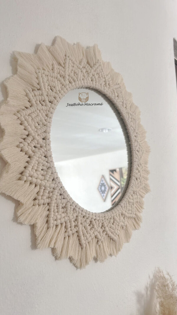 Espejo ámbar con diseño de macramé.