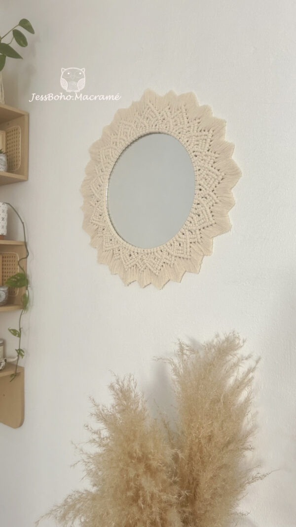 Espejo ámbar con diseño de macramé.