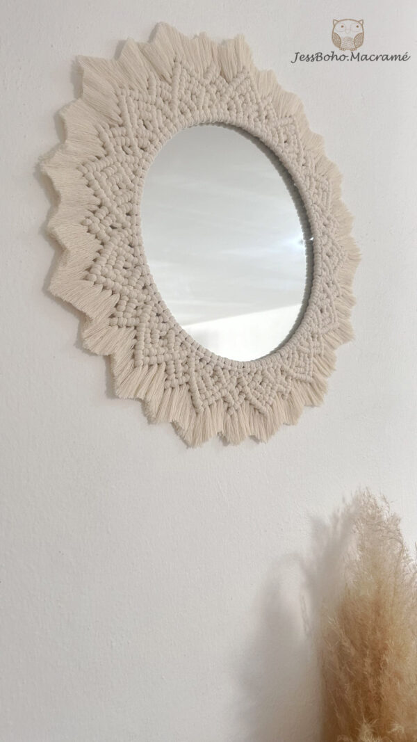 Espejo ámbar con diseño de macramé.