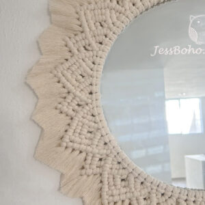 Espejo ámbar con diseño de macramé.