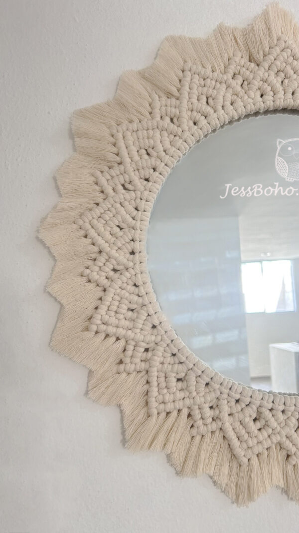 Espejo ámbar con diseño de macramé.