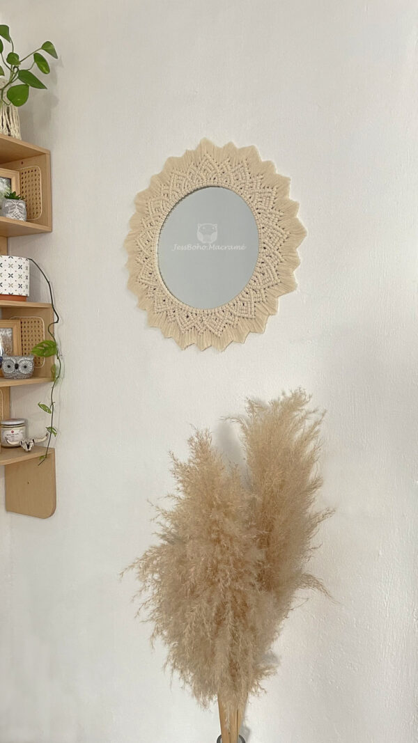 Espejo ámbar con diseño de macramé.