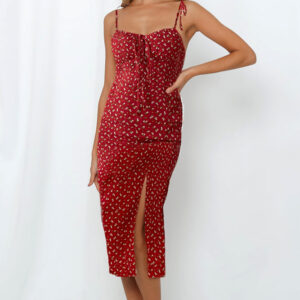 Vestido con estampado rojo.