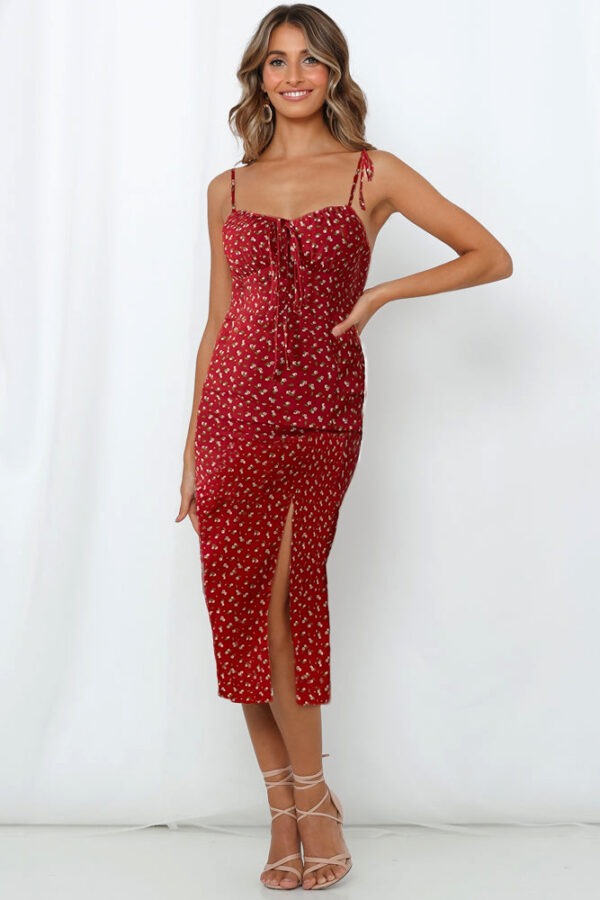 Vestido con estampado rojo.
