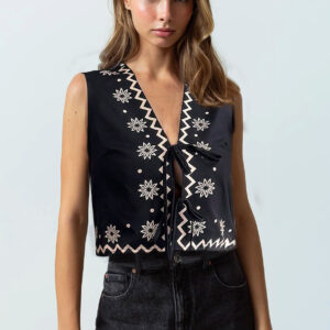 Chaleco con estampado y listones en negro.