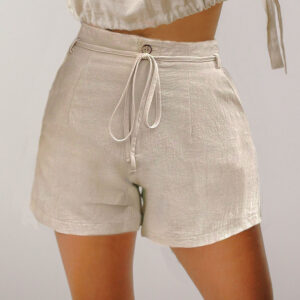 Short beige con liston cintura.
