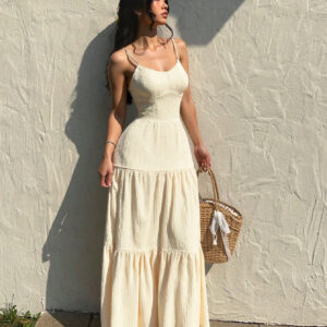 Vestido fruncido color beige.