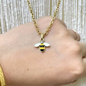 Collares con colgantes elegantes.