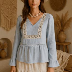Blusa boho azul cielo con encaje.