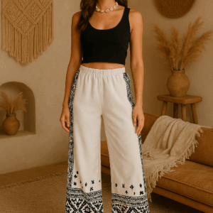 Pantalón boho blanco con estampado étnico.