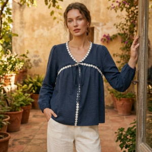 Blusa con detalles en flores bordadas.