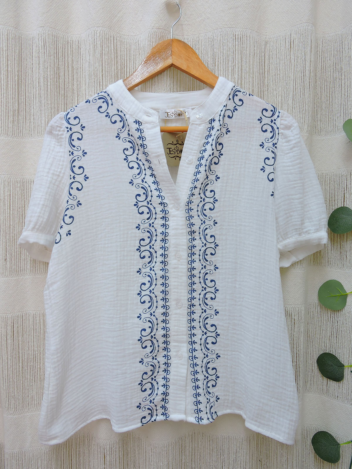 Blusa con estampado tipo bordado.