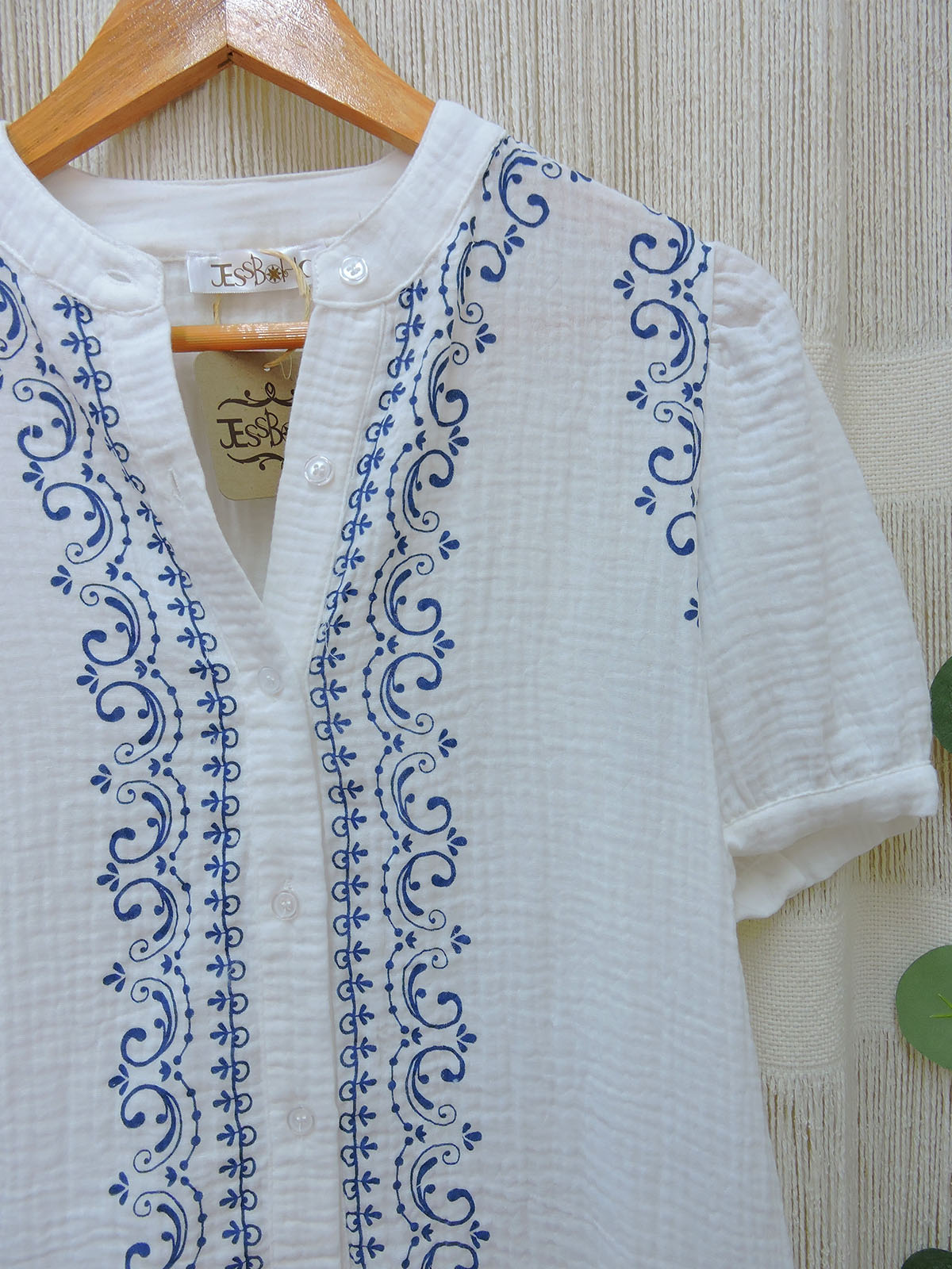 Blusa con estampado tipo bordado.