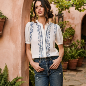 Blusa con estampado tipo bordado.